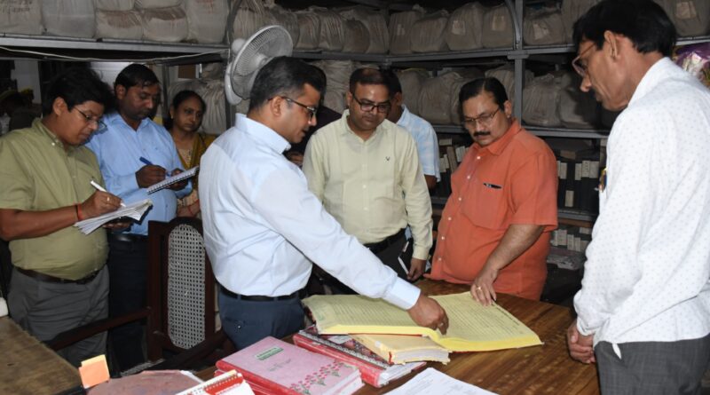 नवागत जिलाधिकारी ने कलेक्ट्रेट स्थित कार्यालयों, पटलों, अनुभागों का किया निरीक्षण