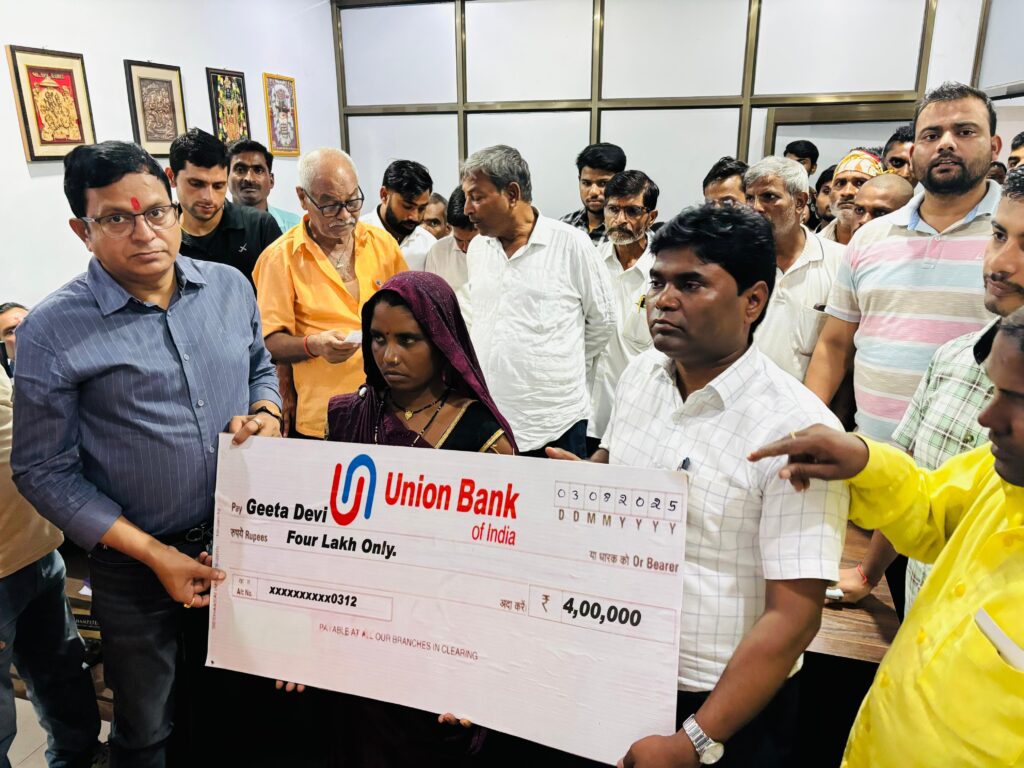 सांसद ने सर्पदंश से मृत युवती के परिजनों को दी 4 लाख रूपये की आपदा सहायता राशि