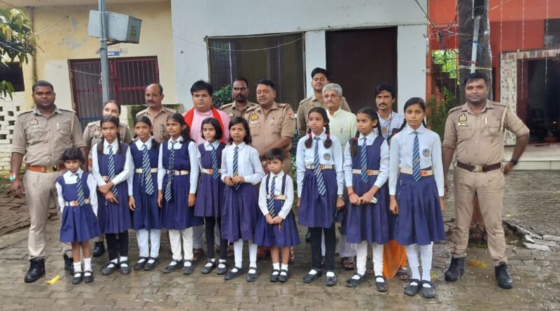 राखी के धागों में बंधा अपनापन, बच्चों को थानाध्यक्ष ने दिया सुरक्षा का वचन