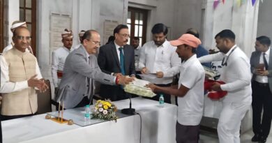 मुख्य न्यायमूर्ति के द्वारा उच्च न्यायालय इलाहाबाद में कार्यरत 29 संविदा सफाई कर्मचारियों को ई-श्रम कार्ड का किया गया वितरण