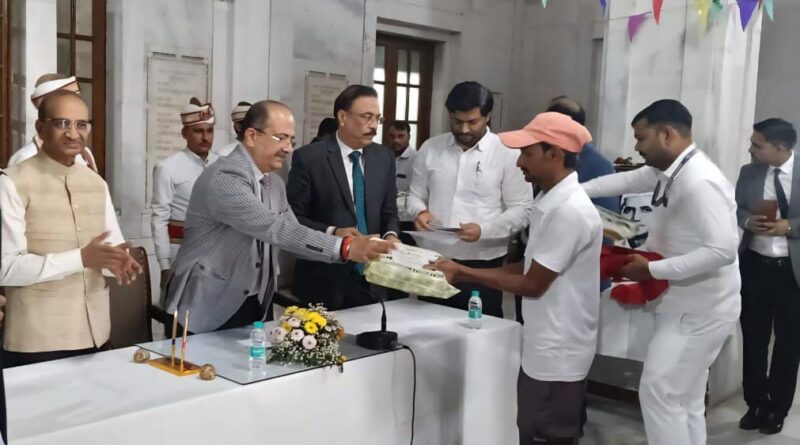 मुख्य न्यायमूर्ति के द्वारा उच्च न्यायालय इलाहाबाद में कार्यरत 29 संविदा सफाई कर्मचारियों को ई-श्रम कार्ड का किया गया वितरण