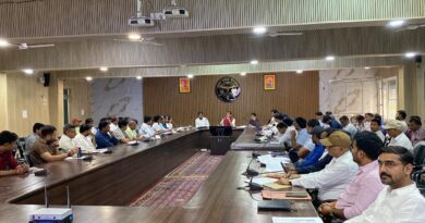 एंटी भू माफियाओं के खिलाफ कार्रवाई के लिए जिलाधिकारी ने दिया मातहत को निर्देश भू-माफिया मुख्यमंत्री के जीरो टॉलरेंस नीति का कर रहा है, खुला उल्लंघन! भू-माफियाओं और उन्हें संरक्षण देने वालों के ऊपर चलेगा महराज का हंटर! भू-माफिया कमला शंकर मिश्रा के खिलाफ शिकायतकर्ता अपने प्रार्थना पत्र में लिख रहे हैं कि 1980 के पहले भू-माफिया के पास कितनी जमीन थी, वर्तमान में इसके पास इतनी जमीन किस स्रोत से आई लेकिन संरक्षण करता बता रहे हैं कि वर्तमान में भू-माफिया का नाम दर्ज है? सरकारी जमीनों पर भू-माफिया कमला शंकर मिश्रा का अवैध कब्जा! भू-माफिया कमला शंकर मिश्रा का ज्ञानपुर में चल रहा है धड़ल्ले अवैध कारोबार जिलाधिकारी ने राजस्व वसूली, लंबित वादों एवं आईजीआरएस निस्तारण की समीक्षा की लंबित वादों, कर-करेत्तर वसूली और आईजीआरएस निस्तारण पर जिलाधिकारी की कड़ी समीक्षा संयम भारत संवाददाता व्यूरो,भदोही 15 अक्टूबर, 2025ः-कर-करेत्तर, लम्बित रिट याचिकाओं, भू पुनर्ग्रहण/भू अधिग्रहण, राजस्व कार्याे एवं राजस्व न्यायालयों से सम्बन्धित मुख्यमंत्री डैशबोर्ड पर डी श्रेणी की समीक्षा बैठक जिलाधिकारी शैलेष कुमार की उपस्थिति में कलेक्ट्रेट सभागार में सम्बन्धित विभाग के अधिकारियों के साथ किया गया। जिलाधिकारी ने धारा-34, व 116 वाद का अभियान चलाकर रेगुलर व साप्ताहिक समीक्षा करने का निर्देश दिया। डीएम ने औषधि निरीक्षक को निर्देशित किया के एसडीएम व तहसीलदार के साथ जांच टीम बनाकर मेडिकल स्टोरों पर मानक योग्यता वाले फार्मासिस्ट ही मेडिकल स्टोर को संचालित करें, को सुनिश्चित किया जाए। अवैध व्यक्तियों द्वारा दवा विक्रय करते पाए जाने पर कठोर व विधिक कार्रवाई की जाएगी। मेडिकल स्टोर पर प्रतिबंधित दवाओं का विक्रय ना हो। जिलाधिकारी ने सभी तहसीलदारों को निर्देश दिया कि अमीनवाईज वसूली की समीक्षा करें। साथ ही पेट्रोल पम्पों के सत्यापन के लिए बाटमाप अधिकारी, जिला पूर्ति अधिकारी को निर्देश दिया कि टीम गठित कर, अभियान चलाकर कम से कम रैडम 10 प्रतिशत पेट्रोल पम्पों की जॉच करें। जिलाधिकारी ने सभी एडीएम, एसडीएम, तहसीलदार को 05 साल से अधिक वादों का निस्तारण सुनिश्चित करनें का निर्देश दिया। जिलाधिकारी ने सभी मजिस्ट्रेट न्यायालयों के उपस्थित पेशकारों को ब्रीफ किया कि वादों का एजेंडा, रिपोर्टिंग, टिप्पणी सही ढंग से सुस्पष्ट व तार्किक करें। डीएम ने समस्त एसडीएम व तहसीलदार को कड़े निर्देश दिया कि आरसी की वसूली प्रत्येक दशा में शत-प्रतिशत पूर्ण कराना सुनिश्चित कराये। जिलाधिकारी ने समस्त उप जिलाधिकारियों को निर्देश दिया कि कुम्हारी कला, मत्स्य आवंटन हेतु पात्र लाभार्थियों का चयन करें, अपात्रों को किसी भी दशा में लाभ न दिया जाये। जिलाधिकारी ने आईजीआरएस की समीक्षा में असंतुष्ट फीडबैक शिकायतकर्ता से सम्बन्धित अधिकारियों को कड़ी फटकार लगाते हुए लग कर निस्तारित कराते हुऐ रैंक सुधार पर जोर दिया। हैसियत नामा में लम्बित आवेदनों को प्रतिदिन अनुश्रवण करते हुए निस्तारण का निर्देश सम्बन्धित अधिकारियों को दिया। जिलाधिकारी ने समस्त अधिकारियों को निर्देशित किया कि आईजीआरएस पोर्टल पर शिकायत डिल्फाटर श्रेणी में न हो, समय रहते शिकायत का गुणवत्तापूर्वक निस्तारण करें , नही तो कठोर कार्यवाही होगी। जिलाधिकारी ने उप जिलाधिकारियों को निर्देशित किया कि लक्ष्य के सापेक्ष राजस्व वसूली पूरी करें, इसमें किसी तरह की ढिलाई बर्दाश्त नहीं की जाएगी, अधिकारी राजस्व वसूली में हिला-हवाली करेंगे तो उनके खिलाफ सख्त कार्रवाई की जाएगी। वसूली समीक्षा के दौरान परिवहन व मण्डी वसूली कार्य कम होने पर सम्बन्धित अधिकारियों को कड़ी फटकार लगायी, और वसूली कार्य शत-प्रतिशत करने का निर्देश दिया। जिलाधिकारी ने परिवहन, आबकारी, राजस्व, अधिशासी अधिकारी, खनन आदि विभागों को अभियान चलाकर लक्षित राजस्व वसूली किये जाने पर बल दिया। जिलाधिकारी ने कर करेत्तर एवं लक्ष्य वसूली के सम्बन्ध में उपस्थित अधिकारियों को निर्देश दिये कि लम्बित राजस्व वादों का निस्तारण शीघ्र सुनवाई करके उनका निस्तारण किया जाये। कुछ तहसीलों में लक्ष्य के अनुरूप वादों का निस्तारण न किये जाने पर नाराजगी व्यक्त करते हुये तत्काल लक्ष्य निर्धारित करने के निर्देश दिये। उन्होंने आई0जी0आर0एस0 के अन्तर्गत प्राप्त शिकायतों का निस्तारण, रिट याचिकायें, खतौनी अशं निर्धारण की कार्यवाही, स्वामित्व योजना, रोस्टर के अनुसार खतौनियों का दाखिला, एंटी भू माफिया जैसे कार्यों पर अब तक किये गये कार्यों की प्रगति को बढ़ाने के निर्देश दिए। बैठक में अपर जिलाधिकारी वि0/रा0 कुंवर वीरेन्द्र मौर्य, न्यायिक, समस्त उप जिलाधिकारी प्रशासन/न्यायिक, समस्त तहसीलदार, आदि सम्बन्धित अधिकारीगण उपस्थित रहे। इनसेट, ज्ञानपुर। प्रदेश के मुख्यमंत्री योगी आदित्यनाथ बार-बार चेतावनी दे रहे हैं कि भू-माफियाओं के कब्जे से सरकारी जमीन एवं प्राइवेट जमीन को मुक्त कराई जाए और जिन लोगों ने सरकारी या प्राइवेट जमीनों पर अवैध कब्जा कर रखा है, उनके खिलाफ कार्रवाई करते हुए उन्हें जेल भेजा जाए। मुख्यमंत्री के आदेश पर पूरे प्रदेश में अमल भी हो रहा है लेकिन भू-माफिया कमला शंकर मिश्रा के खिलाफ तत्कालीन प्रधान द्वारा बीसों बीघा अवैध जमीन कब्जा करने का मुकदमा दाखिल होने के बाद भी कार्यवाही नहीं हो पा रही हैं क्यों? इसके खिलाफ मुख्यमंत्री के आदेश का कोई असर क्यों नहीं है? यह चौंकाने वाली बात है। ज्ञानपुर तहसील में सक्रिय भू-माफिया कमला शंकर मिश्रा और उसके गुर्गों ने ज्ञानपुर तहसील के सरकारी रिकॉर्ड में भारी हेरा फेरी करते हुए किसानों की कई बीघा जमीन इधर से उधर कर दी। इन लोगों ने कूट रचित दस्तावेज तैयार कर के सरकारी जमीनों को प्राइवेट बता उन पर कब्जा कर लिया है। भू-माफिया कमला शंकर मिश्रा की कार्यस्थानियों का यह हाल है कि इसने सरकारी जमीन खलिहान, मुख्य मार्ग, ग्राम समाज की जमीन बच्चों के खेलने के मैदान तालाब चक रोड दिव्यांग दलित की जमीन तथा दर्जनों किसानों की जमीनों पर अवैध कब्जा कर रखा है। यही नहीं इसने सरकारी जमीन पर अवैध कब्जा करके विद्यालय बनवा दिया है और एक ही बिल्डिंग में विद्यालय बनवाकर चार-चार विद्यालयों की मान्यता ले रखी है। इसके भ्रष्टाचार की वजह से क्षेत्र के किसानों में हाहाकार मचा हुआ है। लोग परेशान है। यह माफिया जब चाहता है। जमीन कब्जा कर लेता है। मुख्यमंत्री योगी आदित्यनाथ बार-बार भू-माफियाओं के खिलाफ अभियान चलाने का निर्देश दे रहे हैं। लेकिन भदोही जनपद में इस अभियान का असर नहीं हो रहा है। जिसकी वजह से लोगों में भारी रोष व्याप्त है। लोगों का कहना है कि ज्ञानपुर तहसील में कार्यरत सक्रिय भू-माफिया कमला शंकर मिश्रा के कारनामों से क्षेत्र के किसान परेशान है। लोगों का कहना है कि मुख्यमंत्री जी के आदेश का ज्ञानपुर तहसील में कड़ाई से पालन होना चाहिए