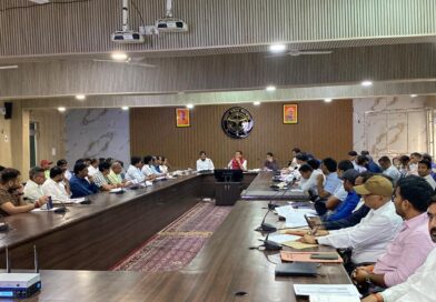 एंटी भू माफियाओं के खिलाफ कार्रवाई के लिए जिलाधिकारी ने दिया मातहत को निर्देश भू-माफिया मुख्यमंत्री के जीरो टॉलरेंस नीति का कर रहा है, खुला उल्लंघन! भू-माफियाओं और उन्हें संरक्षण देने वालों के ऊपर चलेगा महराज का हंटर! भू-माफिया कमला शंकर मिश्रा के खिलाफ शिकायतकर्ता अपने प्रार्थना पत्र में लिख रहे हैं कि 1980 के पहले भू-माफिया के पास कितनी जमीन थी, वर्तमान में इसके पास इतनी जमीन किस स्रोत से आई लेकिन संरक्षण करता बता रहे हैं कि वर्तमान में भू-माफिया का नाम दर्ज है? सरकारी जमीनों पर भू-माफिया कमला शंकर मिश्रा का अवैध कब्जा! भू-माफिया कमला शंकर मिश्रा का ज्ञानपुर में चल रहा है धड़ल्ले अवैध कारोबार जिलाधिकारी ने राजस्व वसूली, लंबित वादों एवं आईजीआरएस निस्तारण की समीक्षा की लंबित वादों, कर-करेत्तर वसूली और आईजीआरएस निस्तारण पर जिलाधिकारी की कड़ी समीक्षा संयम भारत संवाददाता व्यूरो,भदोही 15 अक्टूबर, 2025ः-कर-करेत्तर, लम्बित रिट याचिकाओं, भू पुनर्ग्रहण/भू अधिग्रहण, राजस्व कार्याे एवं राजस्व न्यायालयों से सम्बन्धित मुख्यमंत्री डैशबोर्ड पर डी श्रेणी की समीक्षा बैठक जिलाधिकारी शैलेष कुमार की उपस्थिति में कलेक्ट्रेट सभागार में सम्बन्धित विभाग के अधिकारियों के साथ किया गया। जिलाधिकारी ने धारा-34, व 116 वाद का अभियान चलाकर रेगुलर व साप्ताहिक समीक्षा करने का निर्देश दिया। डीएम ने औषधि निरीक्षक को निर्देशित किया के एसडीएम व तहसीलदार के साथ जांच टीम बनाकर मेडिकल स्टोरों पर मानक योग्यता वाले फार्मासिस्ट ही मेडिकल स्टोर को संचालित करें, को सुनिश्चित किया जाए। अवैध व्यक्तियों द्वारा दवा विक्रय करते पाए जाने पर कठोर व विधिक कार्रवाई की जाएगी। मेडिकल स्टोर पर प्रतिबंधित दवाओं का विक्रय ना हो। जिलाधिकारी ने सभी तहसीलदारों को निर्देश दिया कि अमीनवाईज वसूली की समीक्षा करें। साथ ही पेट्रोल पम्पों के सत्यापन के लिए बाटमाप अधिकारी, जिला पूर्ति अधिकारी को निर्देश दिया कि टीम गठित कर, अभियान चलाकर कम से कम रैडम 10 प्रतिशत पेट्रोल पम्पों की जॉच करें। जिलाधिकारी ने सभी एडीएम, एसडीएम, तहसीलदार को 05 साल से अधिक वादों का निस्तारण सुनिश्चित करनें का निर्देश दिया। जिलाधिकारी ने सभी मजिस्ट्रेट न्यायालयों के उपस्थित पेशकारों को ब्रीफ किया कि वादों का एजेंडा, रिपोर्टिंग, टिप्पणी सही ढंग से सुस्पष्ट व तार्किक करें। डीएम ने समस्त एसडीएम व तहसीलदार को कड़े निर्देश दिया कि आरसी की वसूली प्रत्येक दशा में शत-प्रतिशत पूर्ण कराना सुनिश्चित कराये। जिलाधिकारी ने समस्त उप जिलाधिकारियों को निर्देश दिया कि कुम्हारी कला, मत्स्य आवंटन हेतु पात्र लाभार्थियों का चयन करें, अपात्रों को किसी भी दशा में लाभ न दिया जाये। जिलाधिकारी ने आईजीआरएस की समीक्षा में असंतुष्ट फीडबैक शिकायतकर्ता से सम्बन्धित अधिकारियों को कड़ी फटकार लगाते हुए लग कर निस्तारित कराते हुऐ रैंक सुधार पर जोर दिया। हैसियत नामा में लम्बित आवेदनों को प्रतिदिन अनुश्रवण करते हुए निस्तारण का निर्देश सम्बन्धित अधिकारियों को दिया। जिलाधिकारी ने समस्त अधिकारियों को निर्देशित किया कि आईजीआरएस पोर्टल पर शिकायत डिल्फाटर श्रेणी में न हो, समय रहते शिकायत का गुणवत्तापूर्वक निस्तारण करें , नही तो कठोर कार्यवाही होगी। जिलाधिकारी ने उप जिलाधिकारियों को निर्देशित किया कि लक्ष्य के सापेक्ष राजस्व वसूली पूरी करें, इसमें किसी तरह की ढिलाई बर्दाश्त नहीं की जाएगी, अधिकारी राजस्व वसूली में हिला-हवाली करेंगे तो उनके खिलाफ सख्त कार्रवाई की जाएगी। वसूली समीक्षा के दौरान परिवहन व मण्डी वसूली कार्य कम होने पर सम्बन्धित अधिकारियों को कड़ी फटकार लगायी, और वसूली कार्य शत-प्रतिशत करने का निर्देश दिया। जिलाधिकारी ने परिवहन, आबकारी, राजस्व, अधिशासी अधिकारी, खनन आदि विभागों को अभियान चलाकर लक्षित राजस्व वसूली किये जाने पर बल दिया। जिलाधिकारी ने कर करेत्तर एवं लक्ष्य वसूली के सम्बन्ध में उपस्थित अधिकारियों को निर्देश दिये कि लम्बित राजस्व वादों का निस्तारण शीघ्र सुनवाई करके उनका निस्तारण किया जाये। कुछ तहसीलों में लक्ष्य के अनुरूप वादों का निस्तारण न किये जाने पर नाराजगी व्यक्त करते हुये तत्काल लक्ष्य निर्धारित करने के निर्देश दिये। उन्होंने आई0जी0आर0एस0 के अन्तर्गत प्राप्त शिकायतों का निस्तारण, रिट याचिकायें, खतौनी अशं निर्धारण की कार्यवाही, स्वामित्व योजना, रोस्टर के अनुसार खतौनियों का दाखिला, एंटी भू माफिया जैसे कार्यों पर अब तक किये गये कार्यों की प्रगति को बढ़ाने के निर्देश दिए। बैठक में अपर जिलाधिकारी वि0/रा0 कुंवर वीरेन्द्र मौर्य, न्यायिक, समस्त उप जिलाधिकारी प्रशासन/न्यायिक, समस्त तहसीलदार, आदि सम्बन्धित अधिकारीगण उपस्थित रहे। इनसेट, ज्ञानपुर। प्रदेश के मुख्यमंत्री योगी आदित्यनाथ बार-बार चेतावनी दे रहे हैं कि भू-माफियाओं के कब्जे से सरकारी जमीन एवं प्राइवेट जमीन को मुक्त कराई जाए और जिन लोगों ने सरकारी या प्राइवेट जमीनों पर अवैध कब्जा कर रखा है, उनके खिलाफ कार्रवाई करते हुए उन्हें जेल भेजा जाए। मुख्यमंत्री के आदेश पर पूरे प्रदेश में अमल भी हो रहा है लेकिन भू-माफिया कमला शंकर मिश्रा के खिलाफ तत्कालीन प्रधान द्वारा बीसों बीघा अवैध जमीन कब्जा करने का मुकदमा दाखिल होने के बाद भी कार्यवाही नहीं हो पा रही हैं क्यों? इसके खिलाफ मुख्यमंत्री के आदेश का कोई असर क्यों नहीं है? यह चौंकाने वाली बात है। ज्ञानपुर तहसील में सक्रिय भू-माफिया कमला शंकर मिश्रा और उसके गुर्गों ने ज्ञानपुर तहसील के सरकारी रिकॉर्ड में भारी हेरा फेरी करते हुए किसानों की कई बीघा जमीन इधर से उधर कर दी। इन लोगों ने कूट रचित दस्तावेज तैयार कर के सरकारी जमीनों को प्राइवेट बता उन पर कब्जा कर लिया है। भू-माफिया कमला शंकर मिश्रा की कार्यस्थानियों का यह हाल है कि इसने सरकारी जमीन खलिहान, मुख्य मार्ग, ग्राम समाज की जमीन बच्चों के खेलने के मैदान तालाब चक रोड दिव्यांग दलित की जमीन तथा दर्जनों किसानों की जमीनों पर अवैध कब्जा कर रखा है। यही नहीं इसने सरकारी जमीन पर अवैध कब्जा करके विद्यालय बनवा दिया है और एक ही बिल्डिंग में विद्यालय बनवाकर चार-चार विद्यालयों की मान्यता ले रखी है। इसके भ्रष्टाचार की वजह से क्षेत्र के किसानों में हाहाकार मचा हुआ है। लोग परेशान है। यह माफिया जब चाहता है। जमीन कब्जा कर लेता है। मुख्यमंत्री योगी आदित्यनाथ बार-बार भू-माफियाओं के खिलाफ अभियान चलाने का निर्देश दे रहे हैं। लेकिन भदोही जनपद में इस अभियान का असर नहीं हो रहा है। जिसकी वजह से लोगों में भारी रोष व्याप्त है। लोगों का कहना है कि ज्ञानपुर तहसील में कार्यरत सक्रिय भू-माफिया कमला शंकर मिश्रा के कारनामों से क्षेत्र के किसान परेशान है। लोगों का कहना है कि मुख्यमंत्री जी के आदेश का ज्ञानपुर तहसील में कड़ाई से पालन होना चाहिए