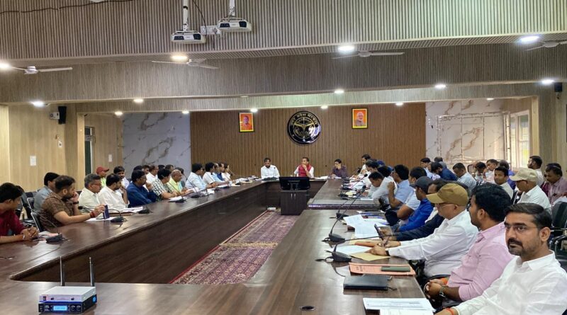 एंटी भू माफियाओं के खिलाफ कार्रवाई के लिए जिलाधिकारी ने दिया मातहत को निर्देश भू-माफिया मुख्यमंत्री के जीरो टॉलरेंस नीति का कर रहा है, खुला उल्लंघन! भू-माफियाओं और उन्हें संरक्षण देने वालों के ऊपर चलेगा महराज का हंटर! भू-माफिया कमला शंकर मिश्रा के खिलाफ शिकायतकर्ता अपने प्रार्थना पत्र में लिख रहे हैं कि 1980 के पहले भू-माफिया के पास कितनी जमीन थी, वर्तमान में इसके पास इतनी जमीन किस स्रोत से आई लेकिन संरक्षण करता बता रहे हैं कि वर्तमान में भू-माफिया का नाम दर्ज है? सरकारी जमीनों पर भू-माफिया कमला शंकर मिश्रा का अवैध कब्जा! भू-माफिया कमला शंकर मिश्रा का ज्ञानपुर में चल रहा है धड़ल्ले अवैध कारोबार जिलाधिकारी ने राजस्व वसूली, लंबित वादों एवं आईजीआरएस निस्तारण की समीक्षा की लंबित वादों, कर-करेत्तर वसूली और आईजीआरएस निस्तारण पर जिलाधिकारी की कड़ी समीक्षा संयम भारत संवाददाता व्यूरो,भदोही 15 अक्टूबर, 2025ः-कर-करेत्तर, लम्बित रिट याचिकाओं, भू पुनर्ग्रहण/भू अधिग्रहण, राजस्व कार्याे एवं राजस्व न्यायालयों से सम्बन्धित मुख्यमंत्री डैशबोर्ड पर डी श्रेणी की समीक्षा बैठक जिलाधिकारी शैलेष कुमार की उपस्थिति में कलेक्ट्रेट सभागार में सम्बन्धित विभाग के अधिकारियों के साथ किया गया। जिलाधिकारी ने धारा-34, व 116 वाद का अभियान चलाकर रेगुलर व साप्ताहिक समीक्षा करने का निर्देश दिया। डीएम ने औषधि निरीक्षक को निर्देशित किया के एसडीएम व तहसीलदार के साथ जांच टीम बनाकर मेडिकल स्टोरों पर मानक योग्यता वाले फार्मासिस्ट ही मेडिकल स्टोर को संचालित करें, को सुनिश्चित किया जाए। अवैध व्यक्तियों द्वारा दवा विक्रय करते पाए जाने पर कठोर व विधिक कार्रवाई की जाएगी। मेडिकल स्टोर पर प्रतिबंधित दवाओं का विक्रय ना हो। जिलाधिकारी ने सभी तहसीलदारों को निर्देश दिया कि अमीनवाईज वसूली की समीक्षा करें। साथ ही पेट्रोल पम्पों के सत्यापन के लिए बाटमाप अधिकारी, जिला पूर्ति अधिकारी को निर्देश दिया कि टीम गठित कर, अभियान चलाकर कम से कम रैडम 10 प्रतिशत पेट्रोल पम्पों की जॉच करें। जिलाधिकारी ने सभी एडीएम, एसडीएम, तहसीलदार को 05 साल से अधिक वादों का निस्तारण सुनिश्चित करनें का निर्देश दिया। जिलाधिकारी ने सभी मजिस्ट्रेट न्यायालयों के उपस्थित पेशकारों को ब्रीफ किया कि वादों का एजेंडा, रिपोर्टिंग, टिप्पणी सही ढंग से सुस्पष्ट व तार्किक करें। डीएम ने समस्त एसडीएम व तहसीलदार को कड़े निर्देश दिया कि आरसी की वसूली प्रत्येक दशा में शत-प्रतिशत पूर्ण कराना सुनिश्चित कराये। जिलाधिकारी ने समस्त उप जिलाधिकारियों को निर्देश दिया कि कुम्हारी कला, मत्स्य आवंटन हेतु पात्र लाभार्थियों का चयन करें, अपात्रों को किसी भी दशा में लाभ न दिया जाये। जिलाधिकारी ने आईजीआरएस की समीक्षा में असंतुष्ट फीडबैक शिकायतकर्ता से सम्बन्धित अधिकारियों को कड़ी फटकार लगाते हुए लग कर निस्तारित कराते हुऐ रैंक सुधार पर जोर दिया। हैसियत नामा में लम्बित आवेदनों को प्रतिदिन अनुश्रवण करते हुए निस्तारण का निर्देश सम्बन्धित अधिकारियों को दिया। जिलाधिकारी ने समस्त अधिकारियों को निर्देशित किया कि आईजीआरएस पोर्टल पर शिकायत डिल्फाटर श्रेणी में न हो, समय रहते शिकायत का गुणवत्तापूर्वक निस्तारण करें , नही तो कठोर कार्यवाही होगी। जिलाधिकारी ने उप जिलाधिकारियों को निर्देशित किया कि लक्ष्य के सापेक्ष राजस्व वसूली पूरी करें, इसमें किसी तरह की ढिलाई बर्दाश्त नहीं की जाएगी, अधिकारी राजस्व वसूली में हिला-हवाली करेंगे तो उनके खिलाफ सख्त कार्रवाई की जाएगी। वसूली समीक्षा के दौरान परिवहन व मण्डी वसूली कार्य कम होने पर सम्बन्धित अधिकारियों को कड़ी फटकार लगायी, और वसूली कार्य शत-प्रतिशत करने का निर्देश दिया। जिलाधिकारी ने परिवहन, आबकारी, राजस्व, अधिशासी अधिकारी, खनन आदि विभागों को अभियान चलाकर लक्षित राजस्व वसूली किये जाने पर बल दिया। जिलाधिकारी ने कर करेत्तर एवं लक्ष्य वसूली के सम्बन्ध में उपस्थित अधिकारियों को निर्देश दिये कि लम्बित राजस्व वादों का निस्तारण शीघ्र सुनवाई करके उनका निस्तारण किया जाये। कुछ तहसीलों में लक्ष्य के अनुरूप वादों का निस्तारण न किये जाने पर नाराजगी व्यक्त करते हुये तत्काल लक्ष्य निर्धारित करने के निर्देश दिये। उन्होंने आई0जी0आर0एस0 के अन्तर्गत प्राप्त शिकायतों का निस्तारण, रिट याचिकायें, खतौनी अशं निर्धारण की कार्यवाही, स्वामित्व योजना, रोस्टर के अनुसार खतौनियों का दाखिला, एंटी भू माफिया जैसे कार्यों पर अब तक किये गये कार्यों की प्रगति को बढ़ाने के निर्देश दिए। बैठक में अपर जिलाधिकारी वि0/रा0 कुंवर वीरेन्द्र मौर्य, न्यायिक, समस्त उप जिलाधिकारी प्रशासन/न्यायिक, समस्त तहसीलदार, आदि सम्बन्धित अधिकारीगण उपस्थित रहे। इनसेट, ज्ञानपुर। प्रदेश के मुख्यमंत्री योगी आदित्यनाथ बार-बार चेतावनी दे रहे हैं कि भू-माफियाओं के कब्जे से सरकारी जमीन एवं प्राइवेट जमीन को मुक्त कराई जाए और जिन लोगों ने सरकारी या प्राइवेट जमीनों पर अवैध कब्जा कर रखा है, उनके खिलाफ कार्रवाई करते हुए उन्हें जेल भेजा जाए। मुख्यमंत्री के आदेश पर पूरे प्रदेश में अमल भी हो रहा है लेकिन भू-माफिया कमला शंकर मिश्रा के खिलाफ तत्कालीन प्रधान द्वारा बीसों बीघा अवैध जमीन कब्जा करने का मुकदमा दाखिल होने के बाद भी कार्यवाही नहीं हो पा रही हैं क्यों? इसके खिलाफ मुख्यमंत्री के आदेश का कोई असर क्यों नहीं है? यह चौंकाने वाली बात है। ज्ञानपुर तहसील में सक्रिय भू-माफिया कमला शंकर मिश्रा और उसके गुर्गों ने ज्ञानपुर तहसील के सरकारी रिकॉर्ड में भारी हेरा फेरी करते हुए किसानों की कई बीघा जमीन इधर से उधर कर दी। इन लोगों ने कूट रचित दस्तावेज तैयार कर के सरकारी जमीनों को प्राइवेट बता उन पर कब्जा कर लिया है। भू-माफिया कमला शंकर मिश्रा की कार्यस्थानियों का यह हाल है कि इसने सरकारी जमीन खलिहान, मुख्य मार्ग, ग्राम समाज की जमीन बच्चों के खेलने के मैदान तालाब चक रोड दिव्यांग दलित की जमीन तथा दर्जनों किसानों की जमीनों पर अवैध कब्जा कर रखा है। यही नहीं इसने सरकारी जमीन पर अवैध कब्जा करके विद्यालय बनवा दिया है और एक ही बिल्डिंग में विद्यालय बनवाकर चार-चार विद्यालयों की मान्यता ले रखी है। इसके भ्रष्टाचार की वजह से क्षेत्र के किसानों में हाहाकार मचा हुआ है। लोग परेशान है। यह माफिया जब चाहता है। जमीन कब्जा कर लेता है। मुख्यमंत्री योगी आदित्यनाथ बार-बार भू-माफियाओं के खिलाफ अभियान चलाने का निर्देश दे रहे हैं। लेकिन भदोही जनपद में इस अभियान का असर नहीं हो रहा है। जिसकी वजह से लोगों में भारी रोष व्याप्त है। लोगों का कहना है कि ज्ञानपुर तहसील में कार्यरत सक्रिय भू-माफिया कमला शंकर मिश्रा के कारनामों से क्षेत्र के किसान परेशान है। लोगों का कहना है कि मुख्यमंत्री जी के आदेश का ज्ञानपुर तहसील में कड़ाई से पालन होना चाहिए