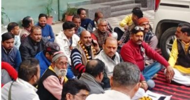 जमीन आवंटन को लेकर तीर्थ पुरोहित नाराज, धरने पर बैठे