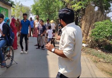 धनतुलसी डेंगुरपर गंगा पर बन रहे पक्का पुल के सही मार्ग बनवाने के संबंध में ग्रामीणों ने किया प्रदर्शन